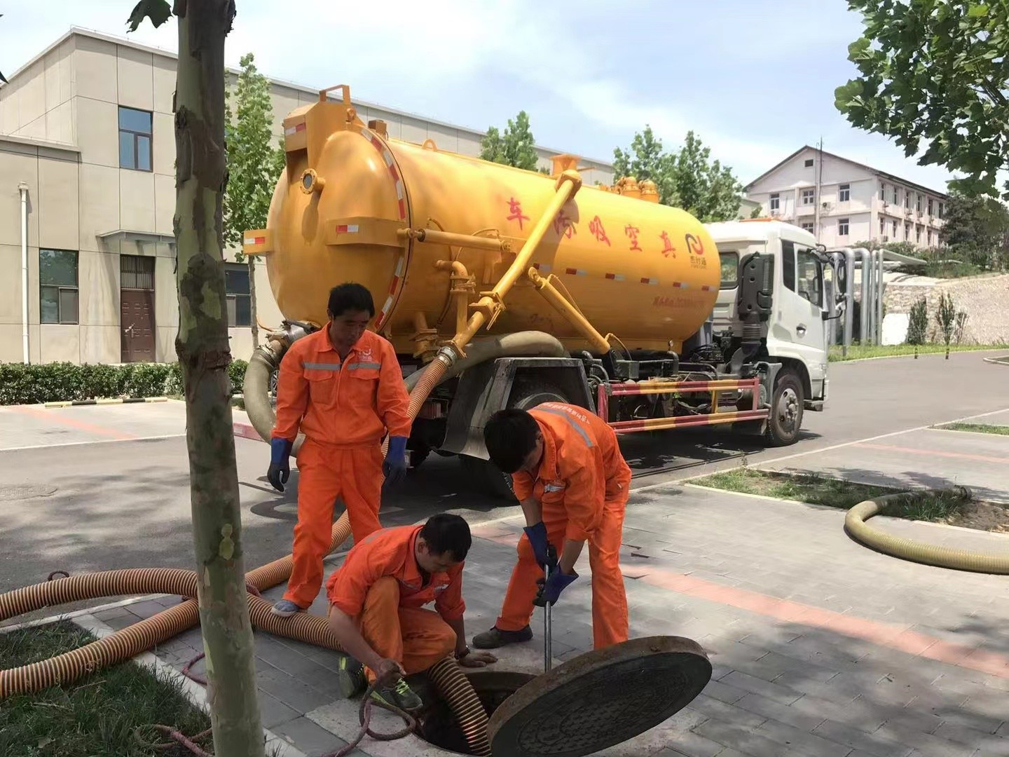 晋城管道疏通车停在窨井附近