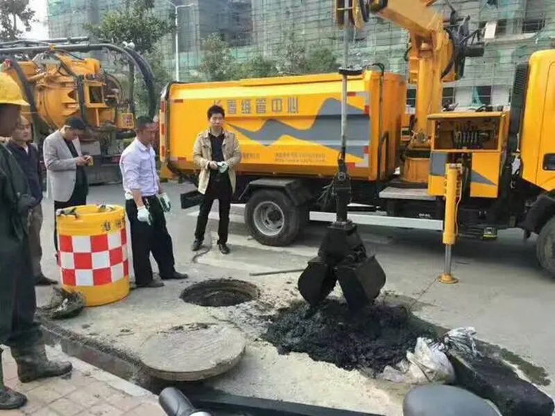晋城街道：网格员化身“清道夫”，为民解忧疏通“堵心”化粪池