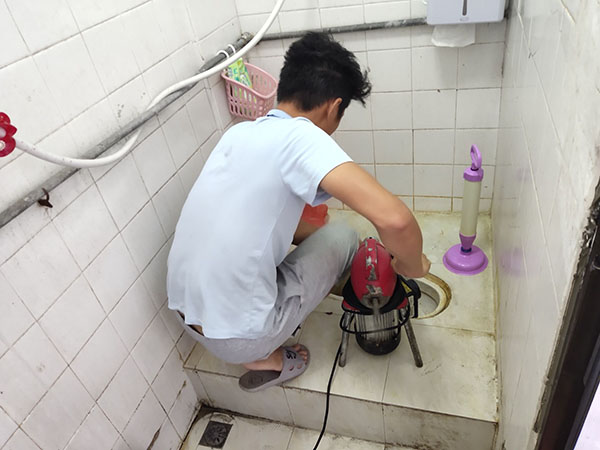 晋城肥皂掉到马桶里把马桶堵住了怎么办？马桶堵住了怎么办